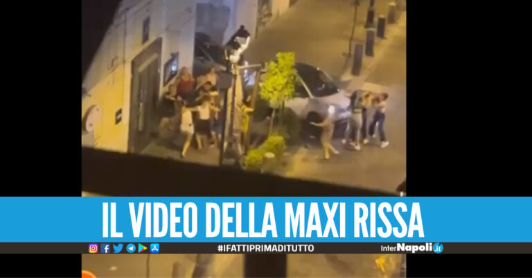 Vendetta passionale nel Napoletano, 3 donne picchiate in strada Quella 'si tiene' a mio marito