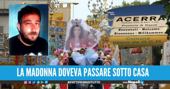Inchino della statua Madonna davanti la casa del boss di Acerra