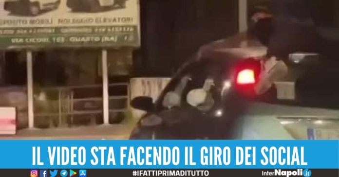 sul tettuccio dell'auto a folle velocità