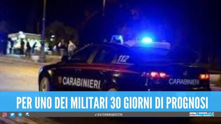 Follia a Napoli, coppia rifiuta la multa e aggredisce carabinieri a colpi di casco