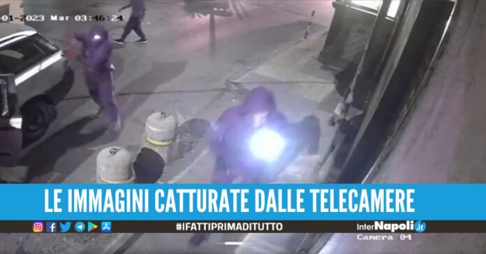 Tentano il furto in una gioielleria a Mugnano, la titolare: 