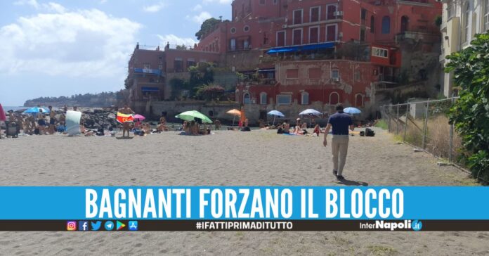 Vietato l'ingresso per maltempo, tensione sulla spiaggia di Posillipo