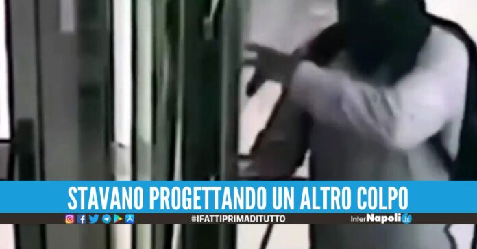 Rapina in banca da 130mila euro, catturati 2 banditi di Napoli