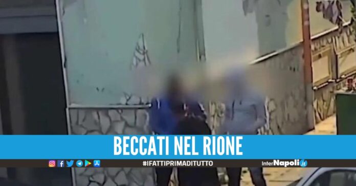 Spaccio davanti alla scuola a Pozzuoli, in due spediti si domiciliari