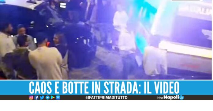 Follia in strada ad Avellino, automobilista travolge i ragazzi e viene linciato