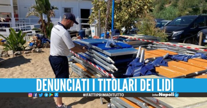 Occupavano la spiaggia libera di Palinuro con lettini e ombrelloni