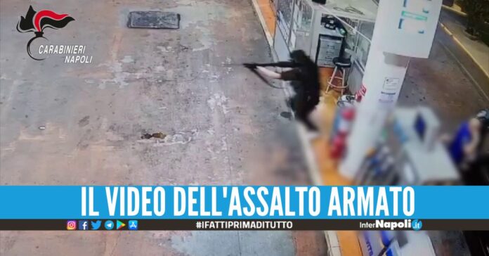 Rapinano un distributore di benzina a Sant'Antimo, presi 3 giovanissimi
