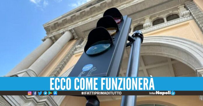 Arriva il primo semaforo che con un fascio di luce mostrerà il divieto, per i pedoni distratti dal cellulare, di attraversare la strada.