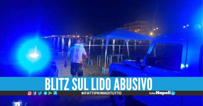 Occupavano la spiaggia libera di Mondragone con lettini e ombrelloni