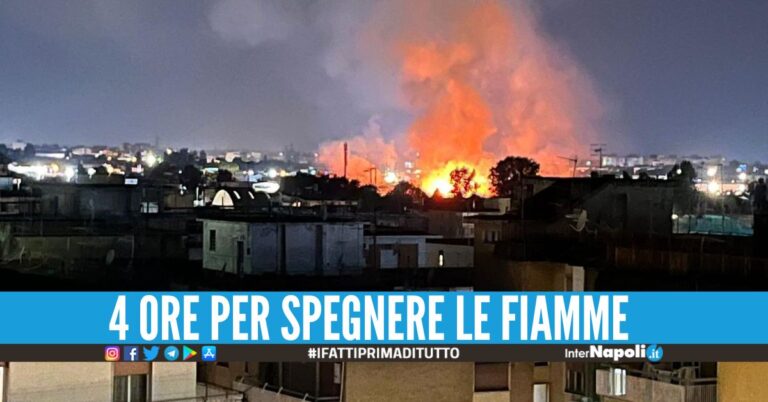 Brucia l'ex stadio sequestrato a Casandrino, fiamme visibili anche da km