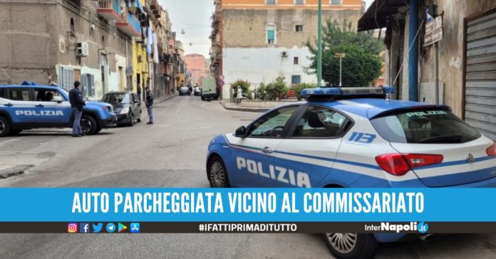 auto parcheggiata vicino al commissariato