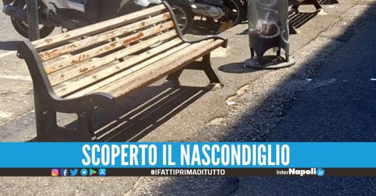 Droga nascosta con la calamita sotto la panchina a Napoli, arrestato in strada
