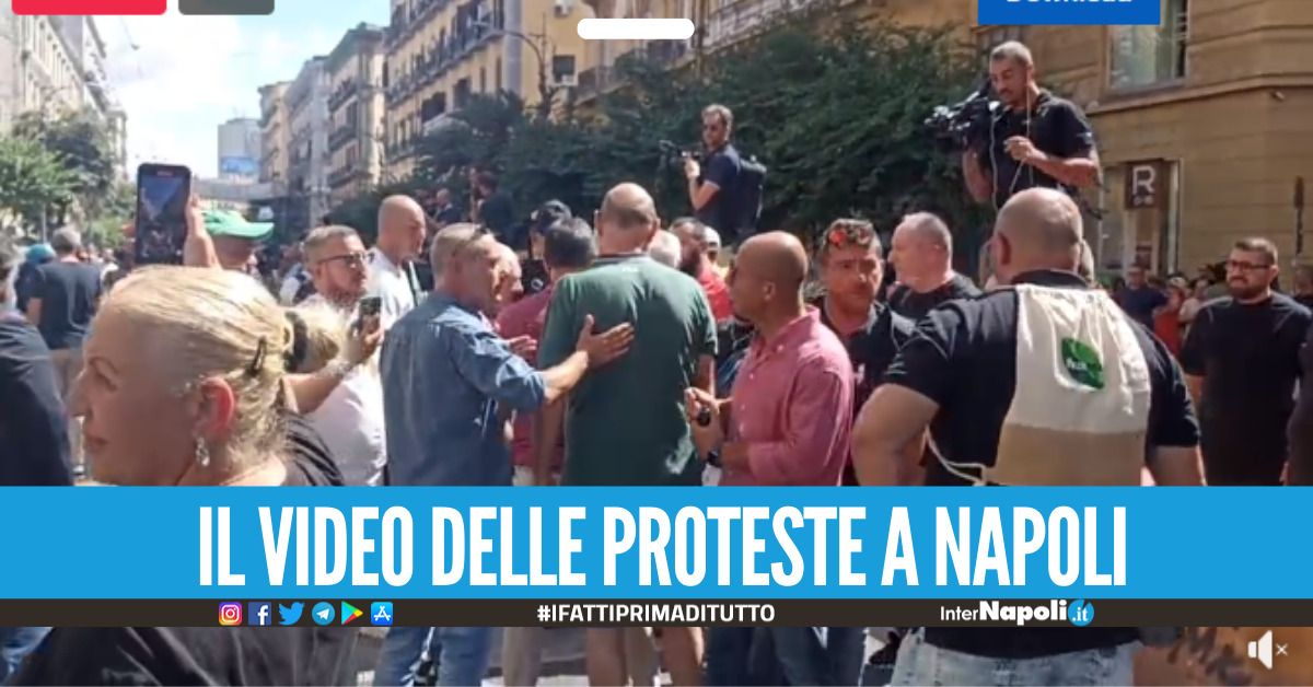 Percettori del reddito in rivolta a Napoli secondo giorno di proteste Meloni a testa in giù