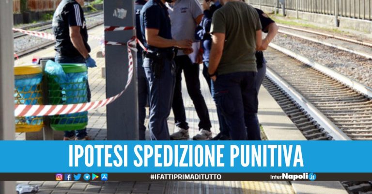 Choc a Lecco, 23enne ucciso in stazione sotto gli occhi della madre: caccia a due uomini