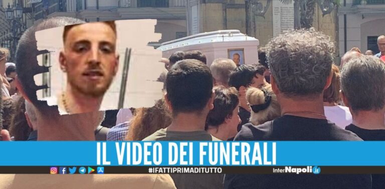 Palloncini bianchi e chiesa gremita per Raffaele, lacrime ai funerali a Calvizzano