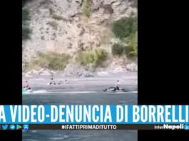 Acquascooter sfrecciano tra barche e bagnanti in costiera Amalfitana
