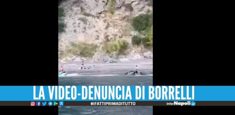 Acquascooter sfrecciano tra barche e bagnanti in costiera Amalfitana