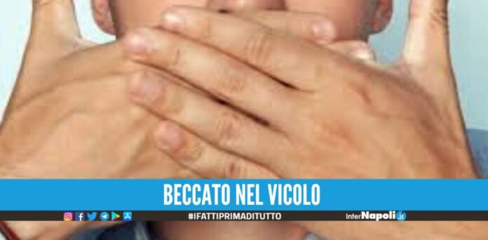 Nasconde la droga sotto la lingua per il 'cliente', arrestato a Napoli