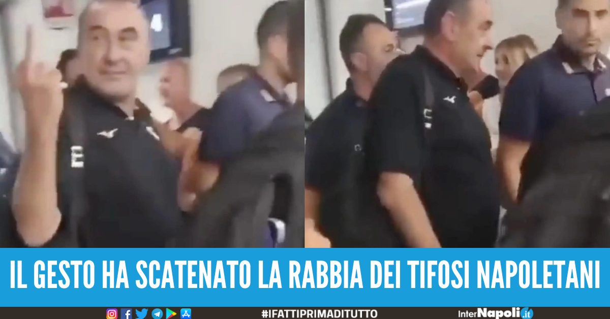 Gli Urlano Forza Napoli E Sarri Mostra Il Dito Medio Brutto Episodio All Arrivo Del Tecnico A