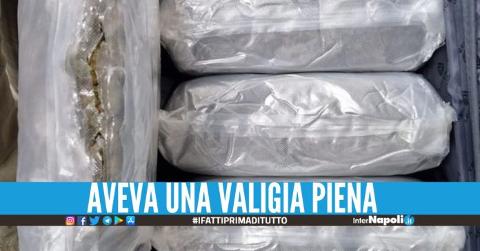 Voleva girare Napoli con 7 kg di marijuana nel trolley, beccato in taxi