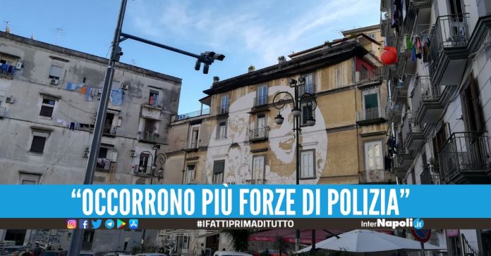 Spari in piazza nel quartiere Sanità, colpito un 20enne