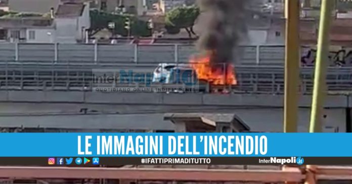 Auto in fiamme sull'Asse Mediano, paura all'uscita di Arzano