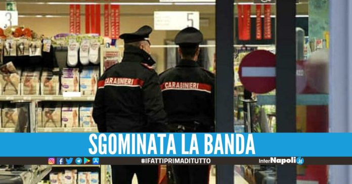 Rapinano un supermercato in via Campana a Pozzuoli, arrestati 2 giovani