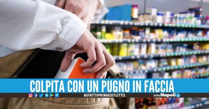 Cassiera picchiata nel supermercato a Napoli, preso il ladro con la tracolla