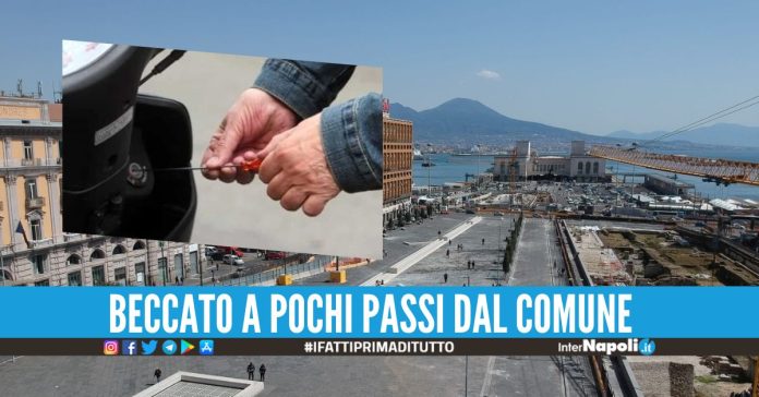 Girava a piazza Municipio sul motorino rubato, sfrecciava tra i pedoni