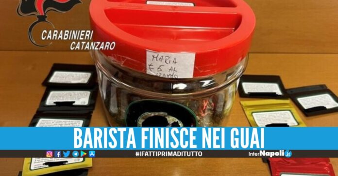 Mette il barattolo con la marijuana sul bancone: 