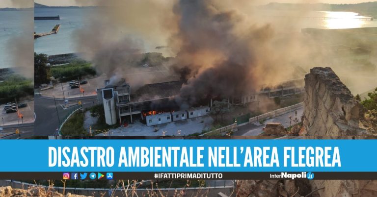 Disastro a Pozzuoli, in fiamme l'ex fabbrica Sofer il fumo nero visibile da chilometri