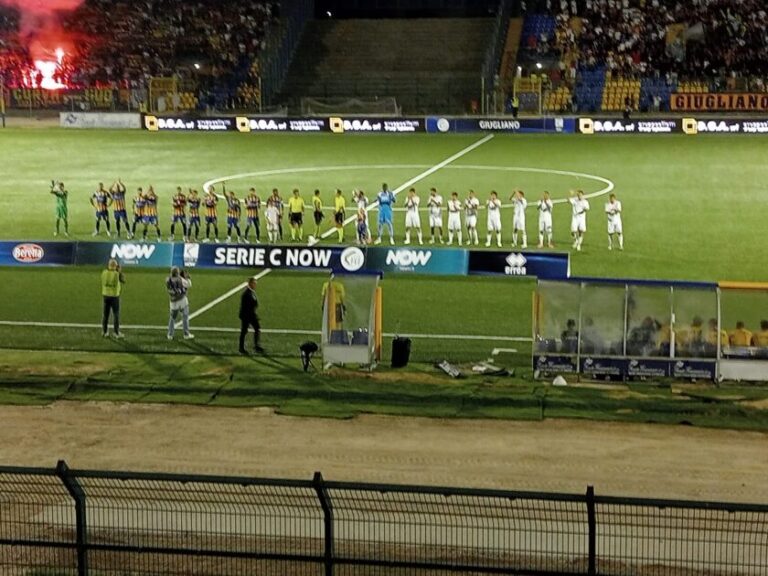 La Turris vince con il Sorrento e rimane da sola in testa alla classifica. Parità nei derby Giugliano–Juve Stabia e Casertana–Benevento