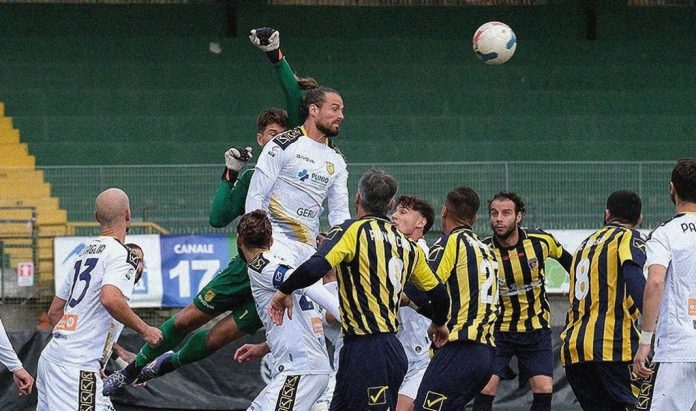 Giugliano-Juve Stabia, un derby dal fascino antico. I precedenti casalinghi sono a favore dei tigrotti.