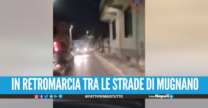 L'assurda moda di andare in retromarcia, un altro caso a Mugnano curve, rotatorie e le risate di chi filma