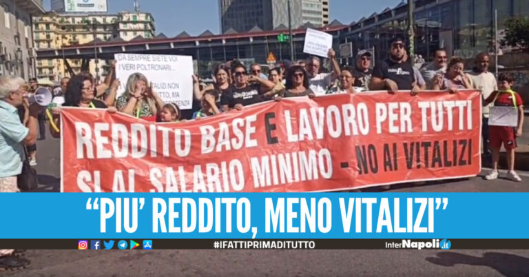 Nuovo corteo Napoli in difesa del reddito di cittadinanza No ai vitalizi, sì al salario minimo