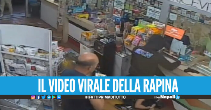 Rapina nel bar nel Napoletano, malvivente picchiato da titolare e clienti scappa via a mani vuote