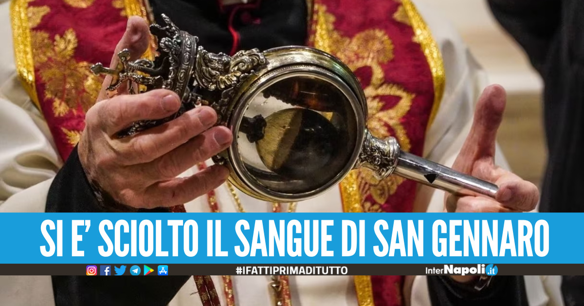 Si ripete il miracolo di San Gennaro, il sangue si è sciolto tra gli