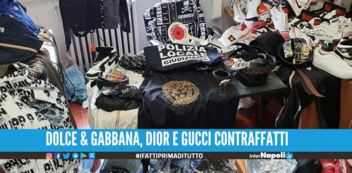 Vestiti 'pezzottati' nascosti a Napoli, erano in un deposito occupato