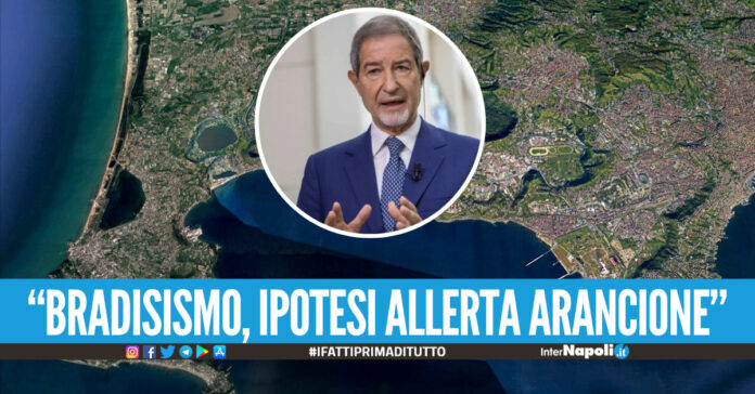 Attività vulcanica nei Campi Flegrei, la Protezione Civile L'allerta può passare al livello arancione