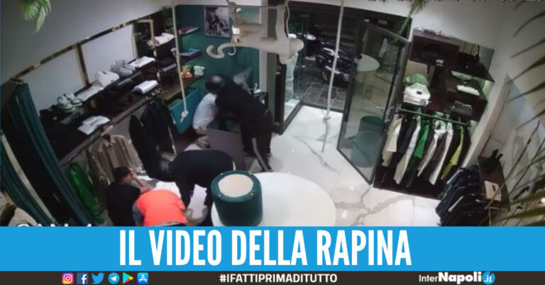 Rapina choc a Napoli, entrano armati in un negozio e portano via un Rolex