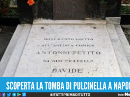 L'associazione 'Figli del Sud, popolo sovrano' scopre nel cimitero di Poggioreale, a Napoli, la tomba di Pulcinella.