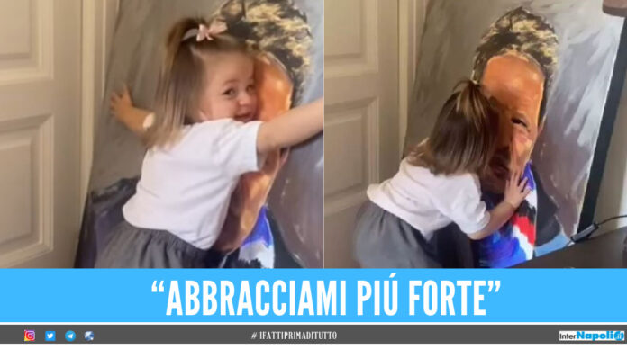 Il tenero gesto della bimba che abbraccia il quadro del nonno, Sinisa Mihajlovic, nel giorno della Festa dei Nonni