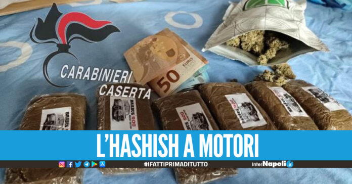 Lancia droga dal balcone, trovato oltre mezzo chilo di 'fumo' nel Casertano: i panetti erano marchiati