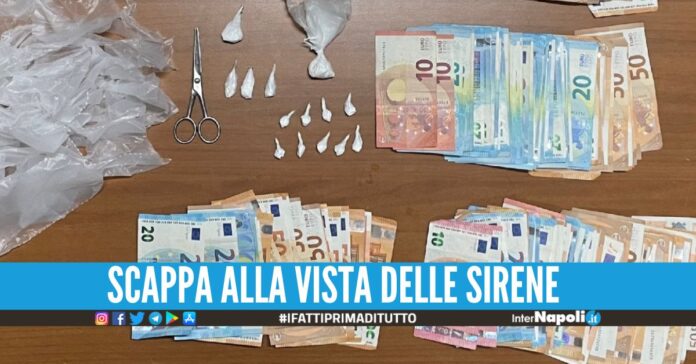 Si cala dai tubi della palazzina a Caivano, bloccata la fuga del pusher
