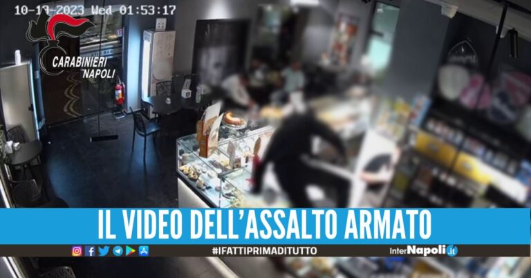 Rapina a mano armata nel bar a Castellammare, preso un 16enne e il suo complice