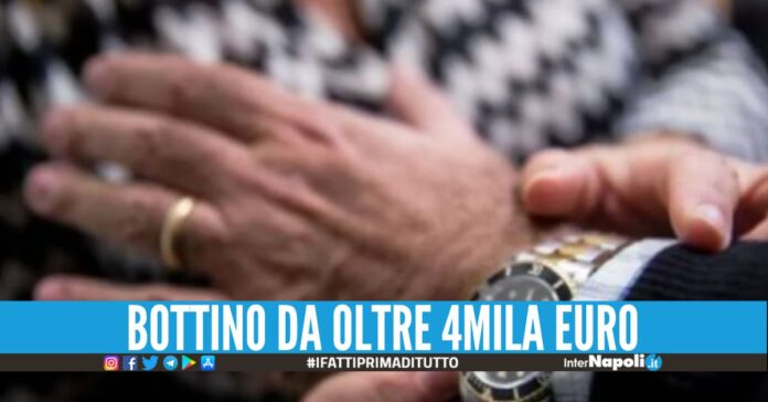 Bracciali d'oro e un Philip Watch rubati nel bar a Scampia, preso il primo rapinatore