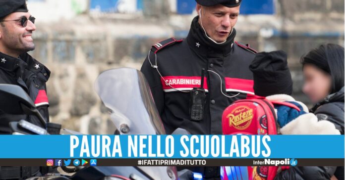 Ieri pomeriggio alle ore 14 una pattuglia dei carabinieri percorre Calata Ponte di Casanova a due passi da piazza Nazionale.