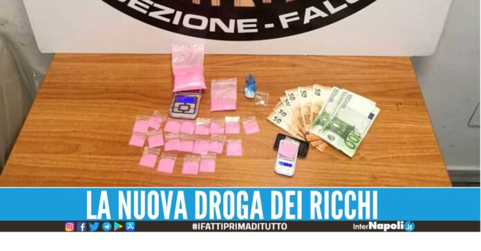Spacciava in strada la 'cocaina rosa', la nascondeva anche nella scatola delle scarpe