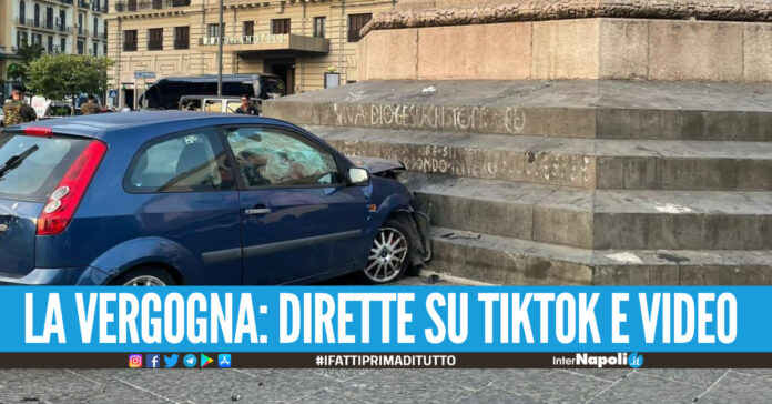 Dramma a Napoli, uomo colto da malore va a sbattere contro la statua di Garibaldi morto sul colpo