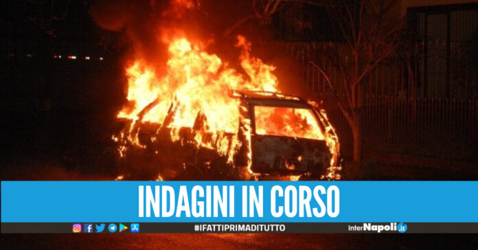 Foto di repertorio auto in fiamme